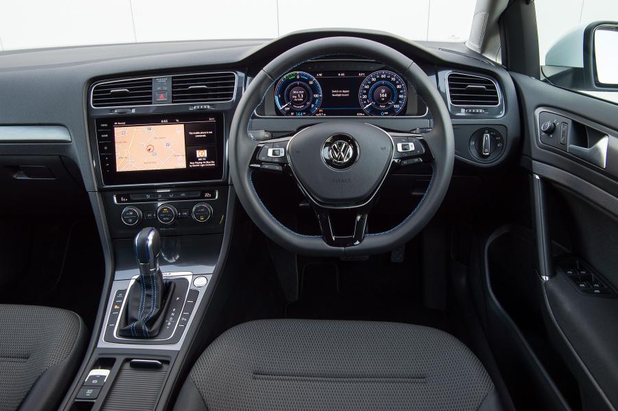 Торпедо Volkswagen e-Golf 2017 года  (UK) (фото 19 из 28)